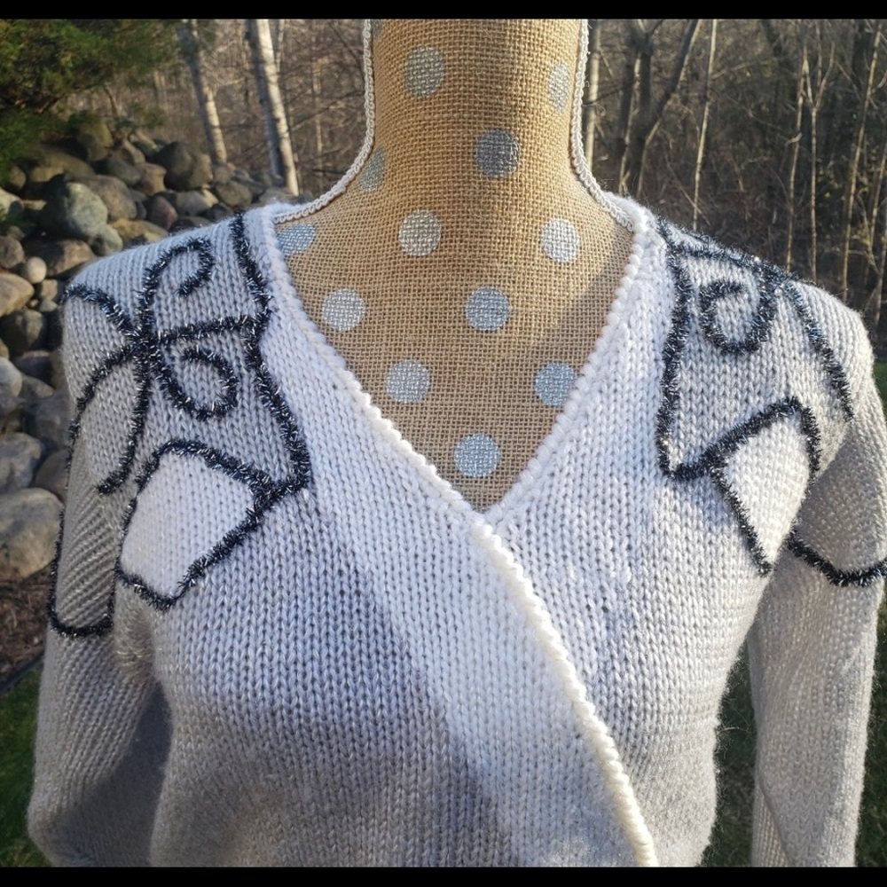Vintage knit v-neck sweater gray texture detail